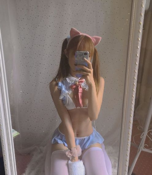 被闺蜜扒了内裤光着屁股打